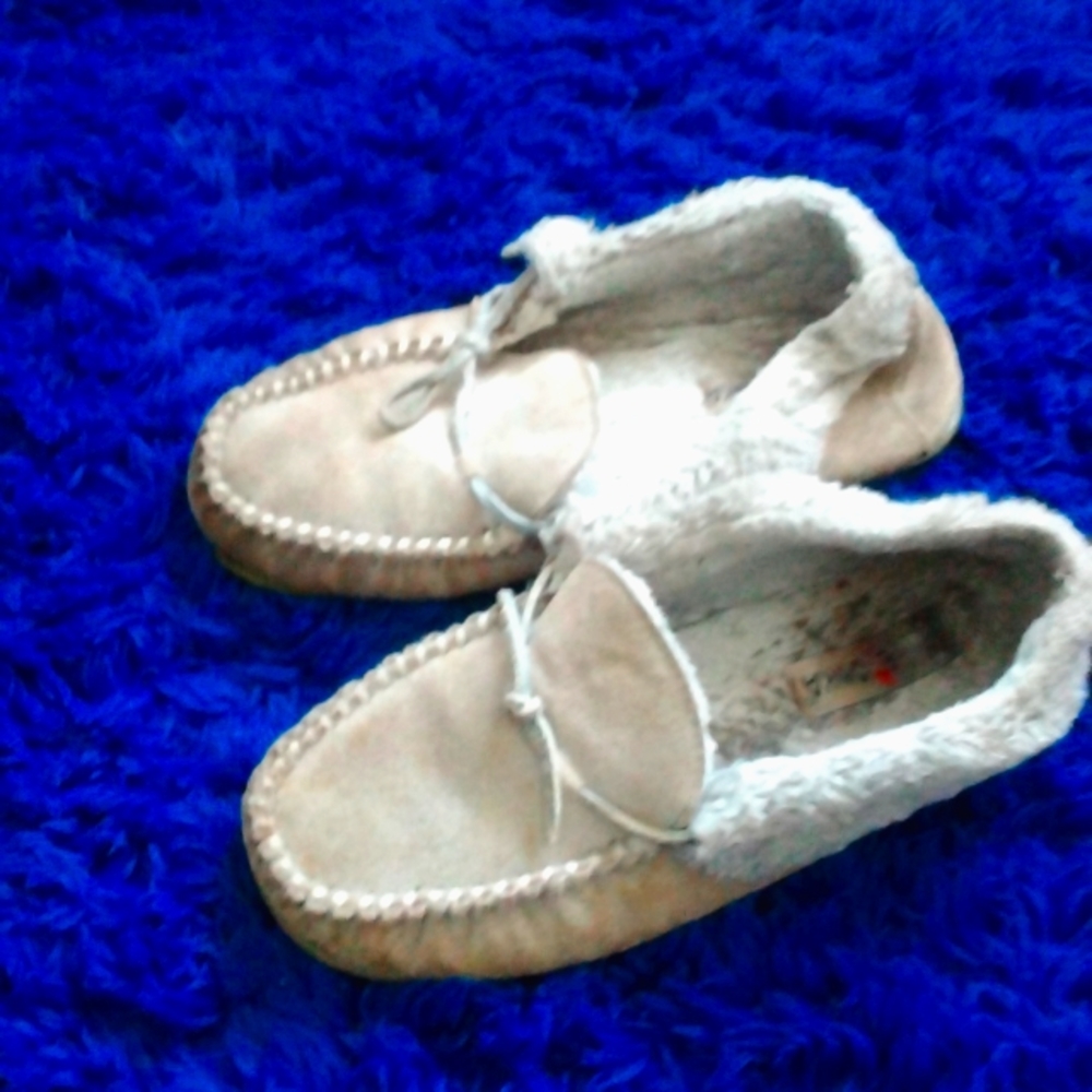 Women's Minnetonka Gray Slipper Shoes with fur